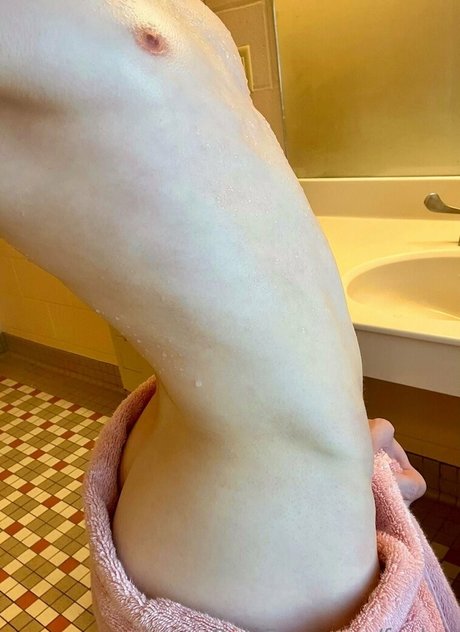 faeboi model hd photo