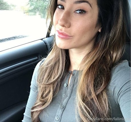 fallinlovia model erotic picture