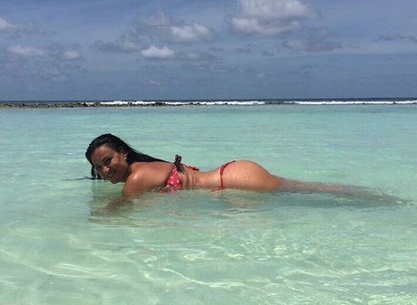 Angela Cavagna pretty star image