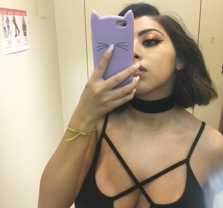 Sadd Pup sexy model images