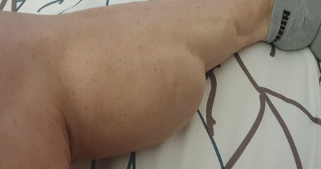 laceys muscular calves nude model img