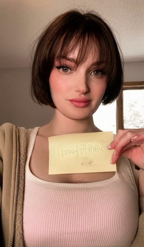 Heartpathetic sexy model pic