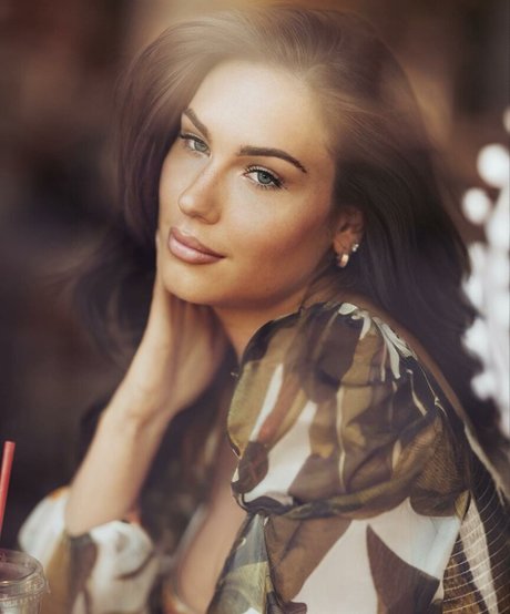 Dezmin Schubel hot star pictures