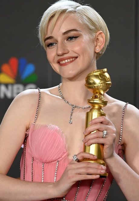 Julia Garner perfect actress images