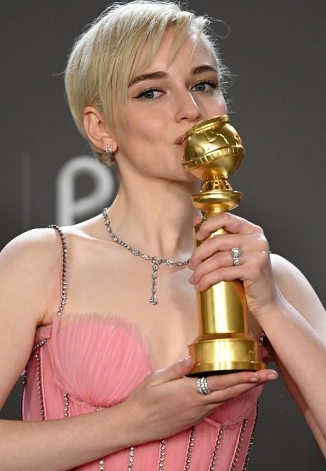 Julia Garner pornographic model img