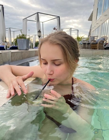 Apollolol pornstar adult image