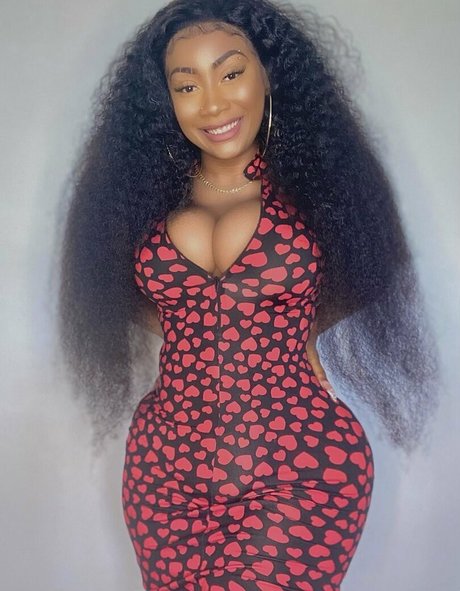 CoolieMonae art model picture