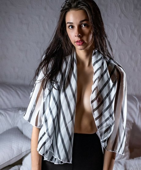 nora iris sexy model image