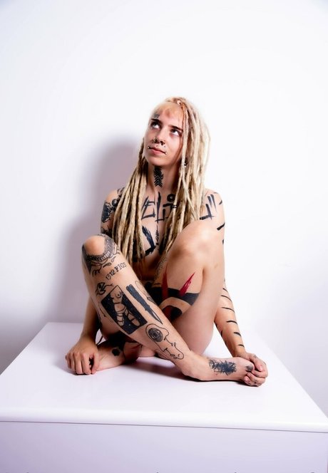 welcometothesewerfree model hot picture