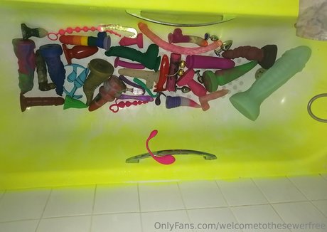 welcometothesewerfree art model img