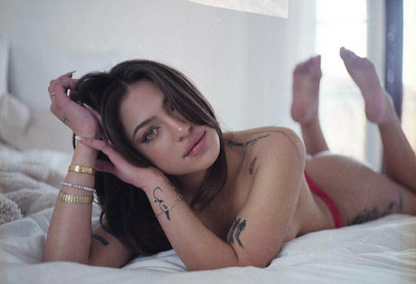 skyelia model naked images