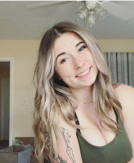 Cherrycgames erotic model image