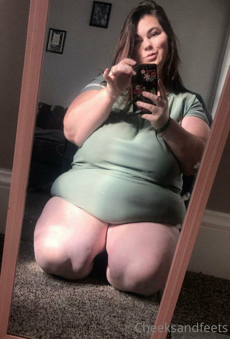 cheeksandfeetsfree art actress pic