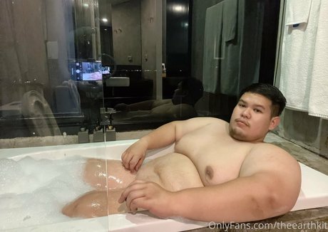 theearthkit naked model pics