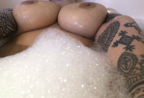 Alicesey naked pornstar pics