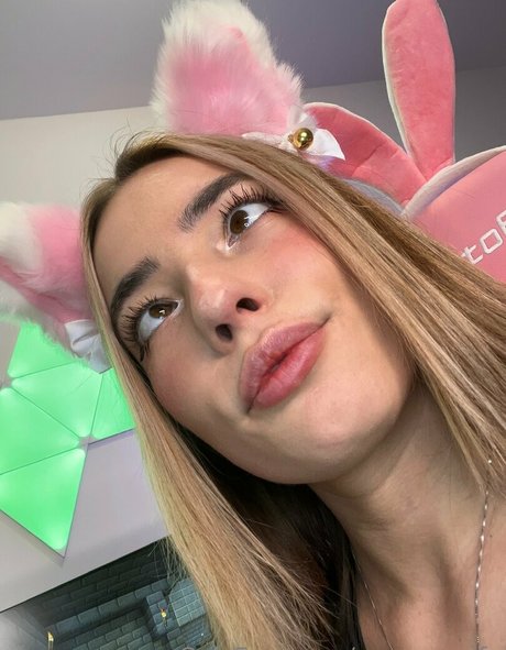 Serenewaifu pretty model picture