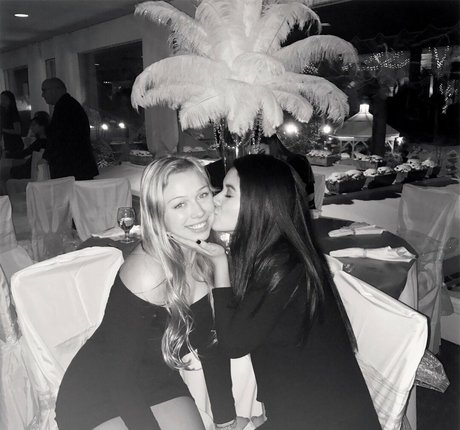 Alyssa K model naked img