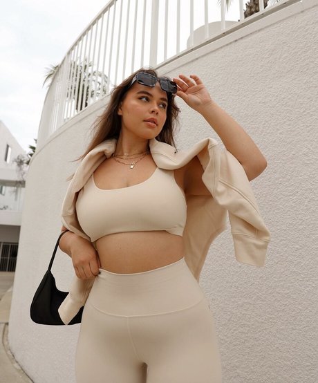 Venezia Cruz sex model photo