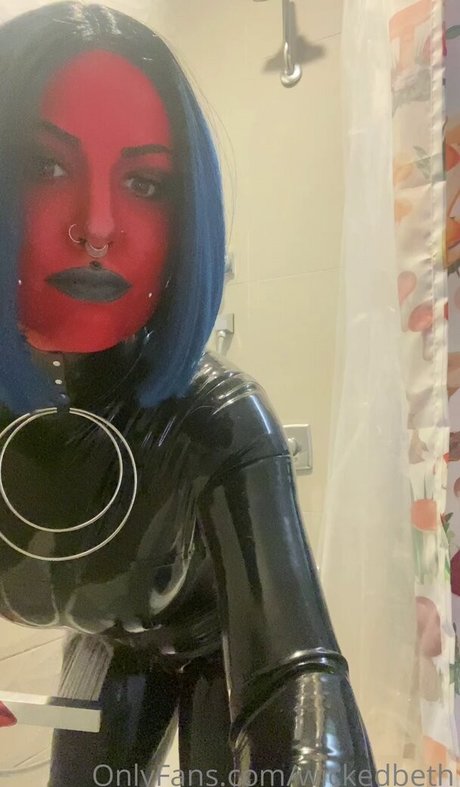 Wicked Beth star nude picture