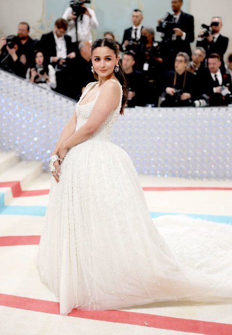 Alia Bhatt hd pornstar galleries