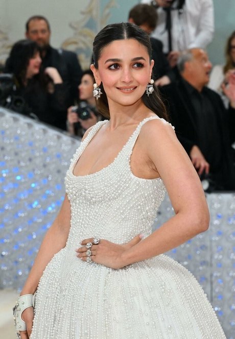 Alia Bhatt model naked images