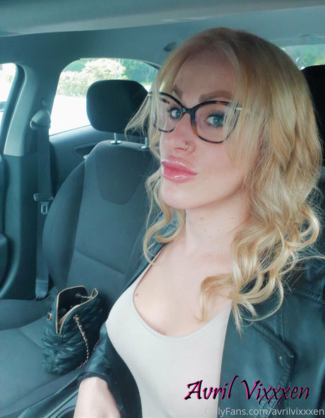 avrilvixxxen model hot pic