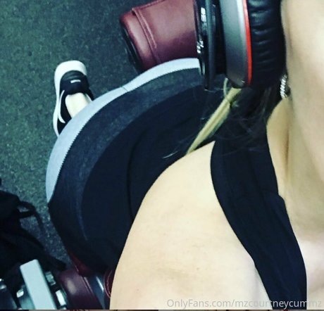 mzcourtneycummz star top img