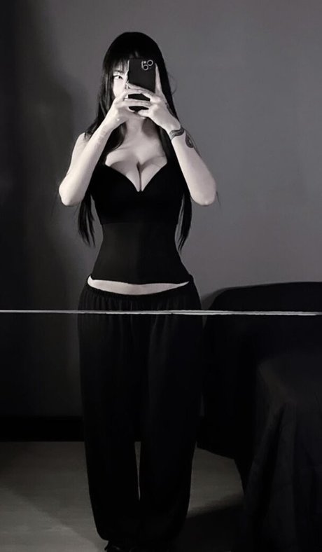 ninfkya exclusive model image