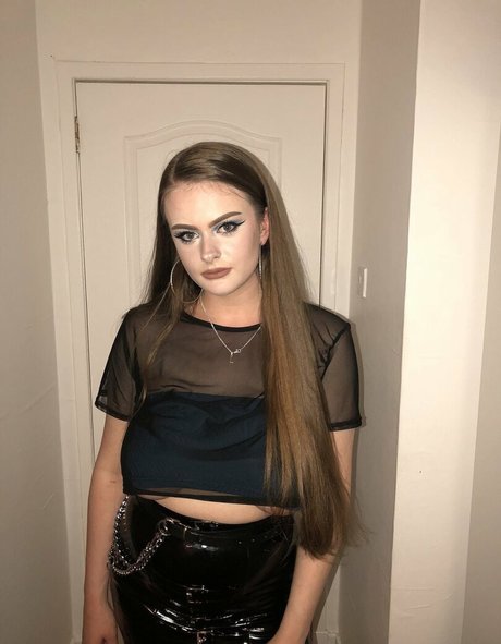 Bex McFadden art model pictures