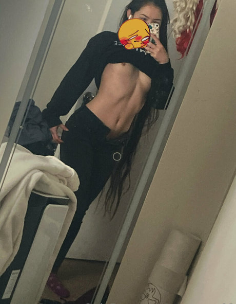 momome03 naked model gallery