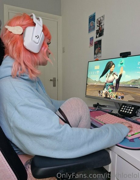 itskhloelol free actress photo