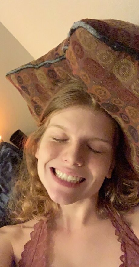 sexyredinbedfree star erotic photos