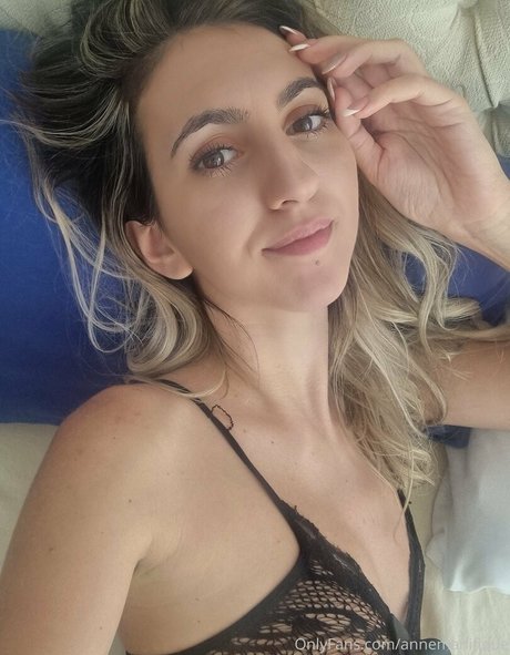 Annemanifique pornstar naked photo