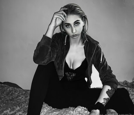 glammity naked star pic