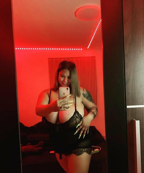 SaRa Chubby top star pic