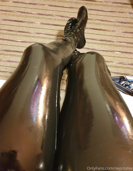 neonlatex model adult image