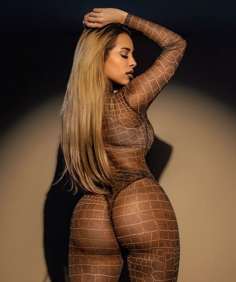 Leli Hernandez naked model pics