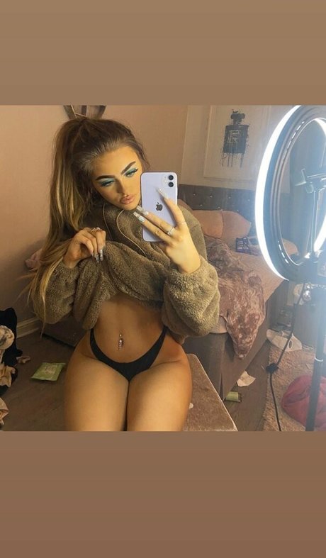 Cora Leilani model adult picture