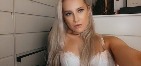 Pleasing Poppy sex model photos