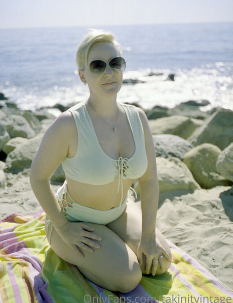 takinitvintage naked model pic