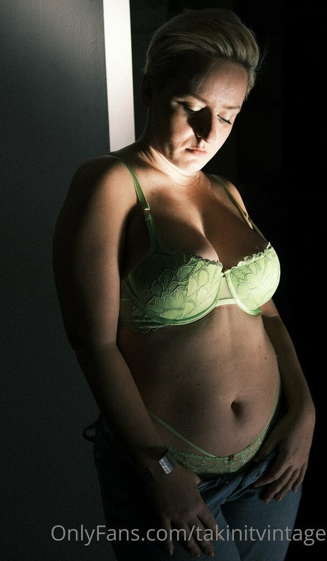 takinitvintage model hot pictures