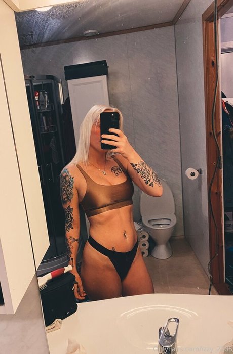 izzy 2505 free actress images