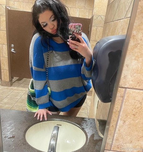 mollyjuana nude model image