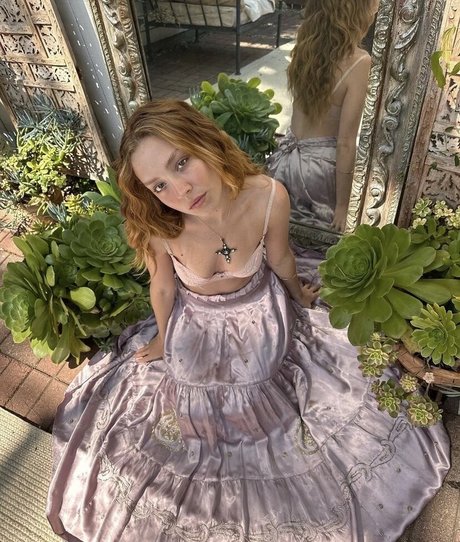 Luna Montana model art galleries