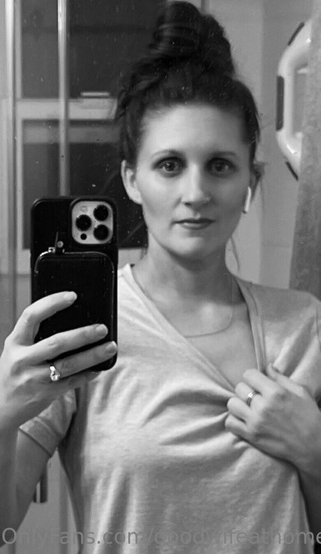 goodwifeathome top model pic