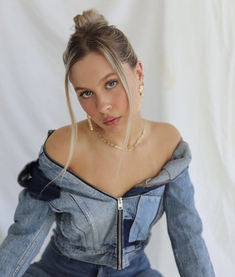 Natasha Bure art model picture