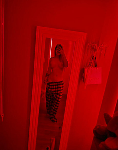 Camilaputini Comecou naked model picture