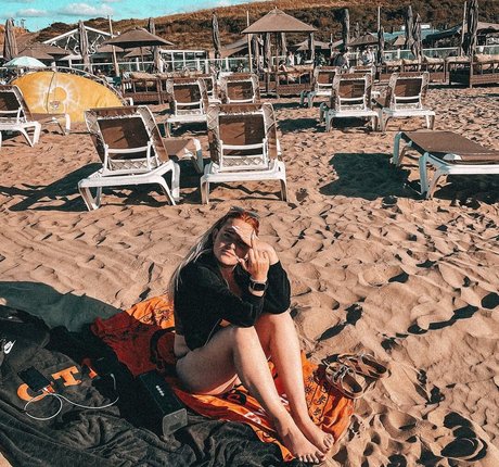 Sarah Neuhaus naked model img