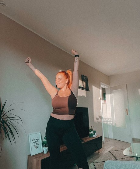 Sarah Neuhaus porn model img