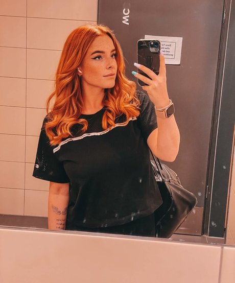 Sarah Neuhaus high quality actress picture